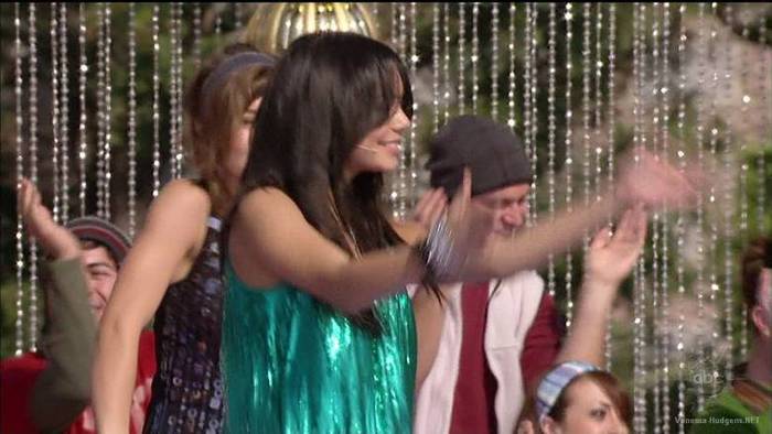 vanessa-hudgens_NET-disneychristmasparade2007-0115