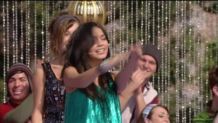 vanessa-hudgens_NET-disneychristmasparade2007-0118