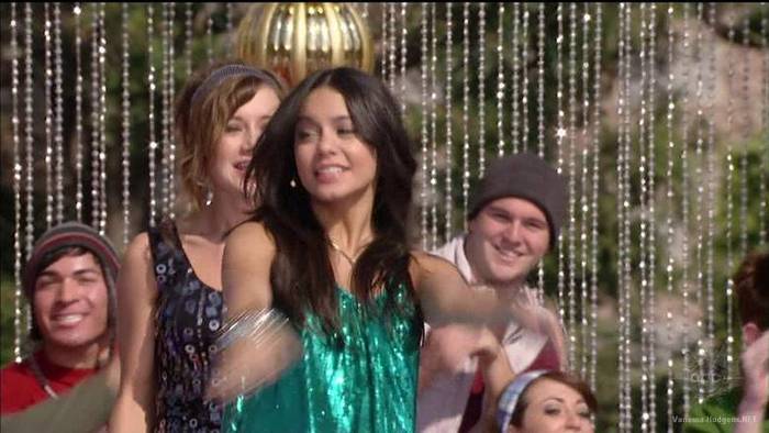 vanessa-hudgens_NET-disneychristmasparade2007-0119