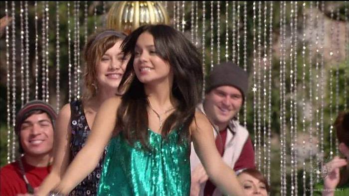 vanessa-hudgens_NET-disneychristmasparade2007-0120