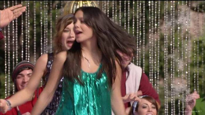 vanessa-hudgens_NET-disneychristmasparade2007-0122