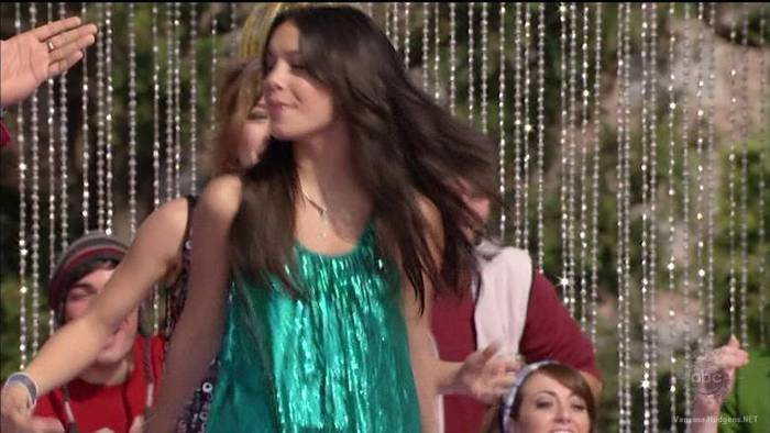 vanessa-hudgens_NET-disneychristmasparade2007-0123