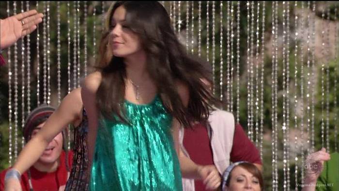 vanessa-hudgens_NET-disneychristmasparade2007-0124
