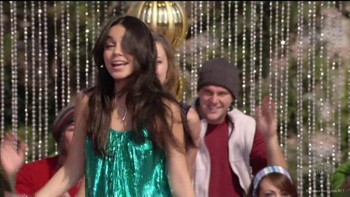 vanessa-hudgens_NET-disneychristmasparade2007-0129