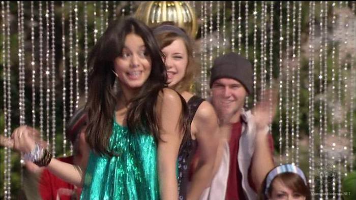 vanessa-hudgens_NET-disneychristmasparade2007-0131