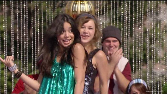 vanessa-hudgens_NET-disneychristmasparade2007-0133