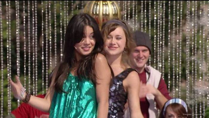 vanessa-hudgens_NET-disneychristmasparade2007-0135