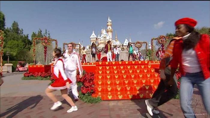 vanessa-hudgens_NET-disneychristmasparade2007-0137