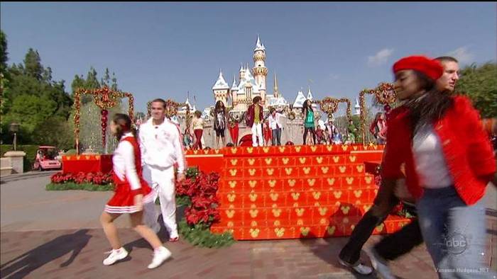 vanessa-hudgens_NET-disneychristmasparade2007-0138