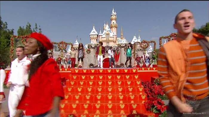 vanessa-hudgens_NET-disneychristmasparade2007-0140