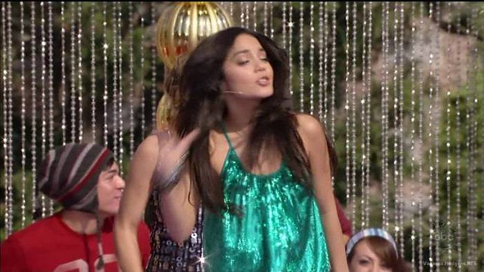 vanessa-hudgens_NET-disneychristmasparade2007-0141