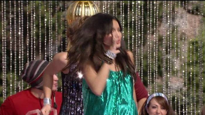 vanessa-hudgens_NET-disneychristmasparade2007-0143