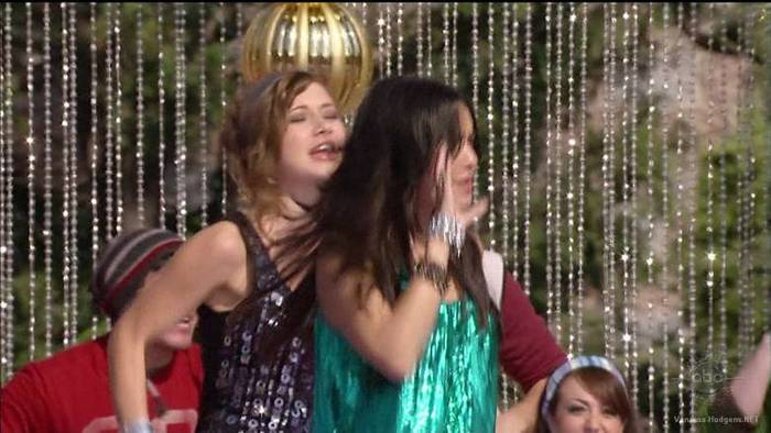 vanessa-hudgens_NET-disneychristmasparade2007-0145