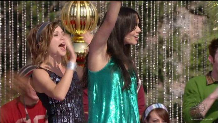 vanessa-hudgens_NET-disneychristmasparade2007-0152