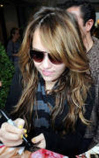 21 - club miley cyrus