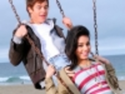 thumbs_vanessa_hudgens_zac_efron_on_the_swing_beach_300x400_210907