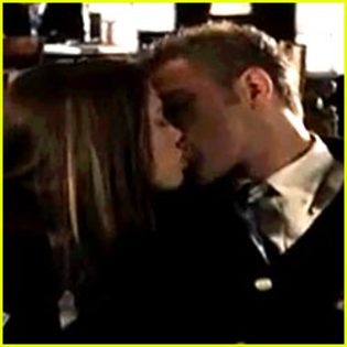 ashley greene kiss kellan - saruturi cu vedete