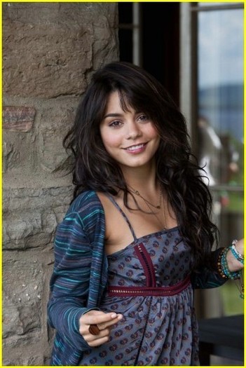 Vanessa-Beastly-2010-vanessa-anne-hudgens-8412825-408-610 - vanessa hudgens