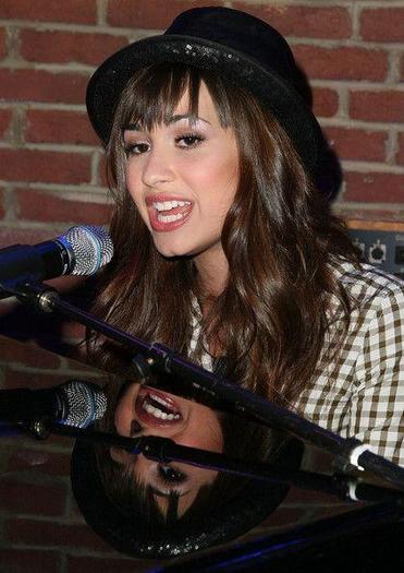 Demi_Lovato_1254688611_3 - demi lovato