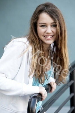 14965082_ITXSTCXZX - miley sedinta foto29