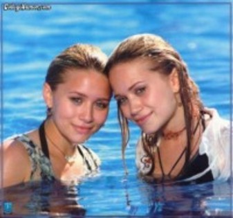 In piscina - Mary-Kate si Asheley Olsen