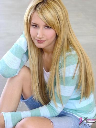 Ashley_Tisdale_1244544540_3