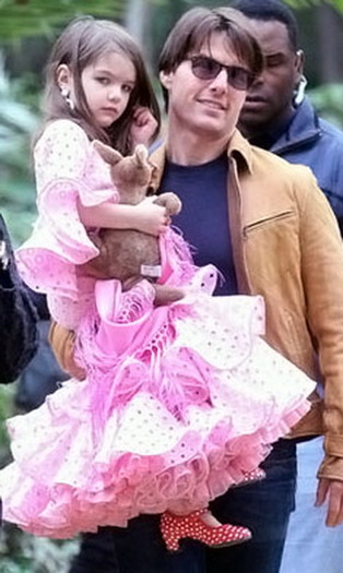  - Suri se ocupa de tinuta vestimentara a lui Tom Cruise