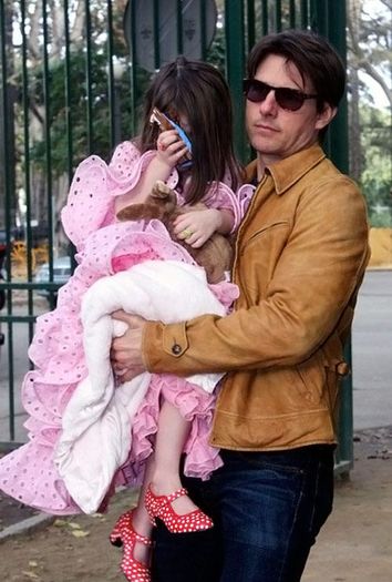  - Suri se ocupa de tinuta vestimentara a lui Tom Cruise