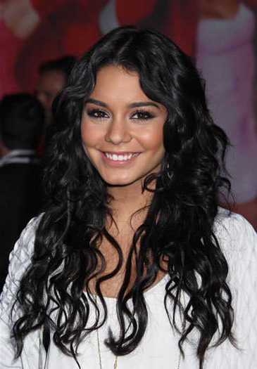 vanessa-anne-hudgens-long-wavy-hairstyle-high-school-musical-3-premiere - top 5 fete care imi plac