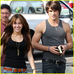 miley-cyrus-justin-gaston - miley si prietenii ei