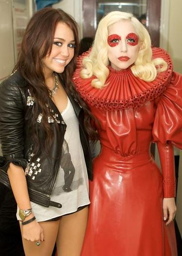 miley-cyrus-lady-gaga-meeting-4 - miley si prietenii ei