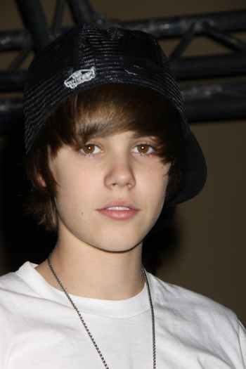 14176738_QZOYUUNAY[1] - Justin  Bieber