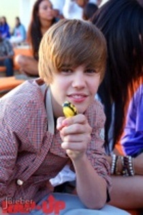 14392516_SKMCOADMF[1] - Justin  Bieber