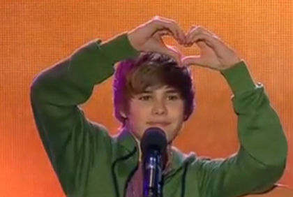 14392554_IEJSFLTAU[1] - Justin  Bieber