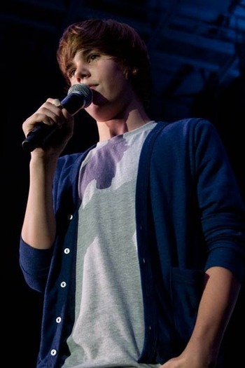 15463694_YMFEWIJRB[2] - Justin  Bieber