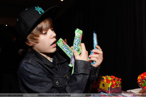 HMVCSJRPEYGUGGCOCKZ[1] - Justin  Bieber
