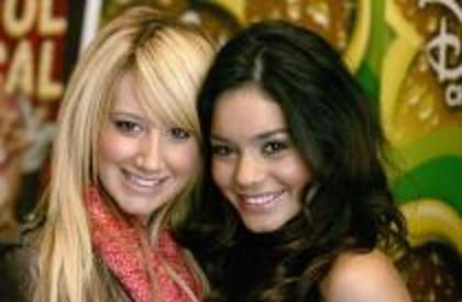 DKAANODRLKKYUMXCJDP[1] - Ashley Tisdale si Vanessa Hudgens