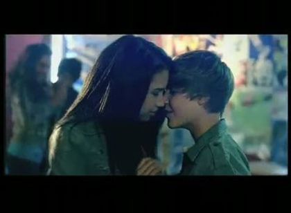 14173455_ZASXYQDWH[1] - Justin Bieber in Videoclipul Baby