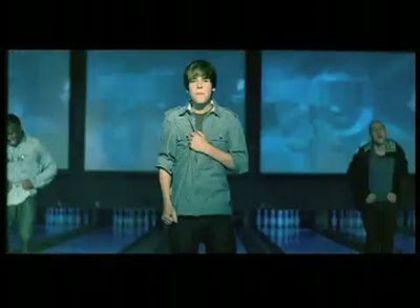 14173464_BYVZQFZNR[1] - Justin Bieber in Videoclipul Baby