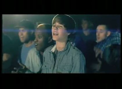 14173467_KYIRZGNZX[1] - Justin Bieber in Videoclipul Baby