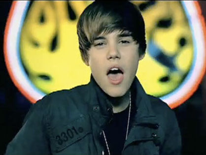 15986858_HGUXKJTNT[1] - Justin Bieber in Videoclipul Baby
