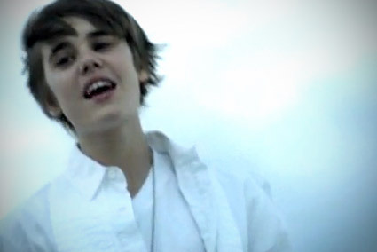 15988325_URXJOQYQL[1] - Justin Bieber in Videoclipul Never Let You Go