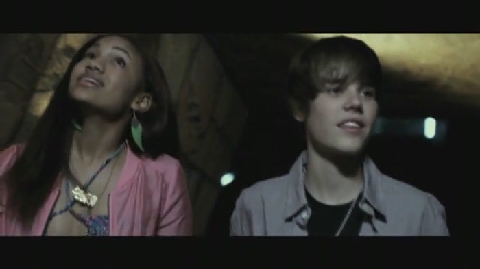 15988340_JNNVZGXXS[1] - Justin Bieber in Videoclipul Never Let You Go