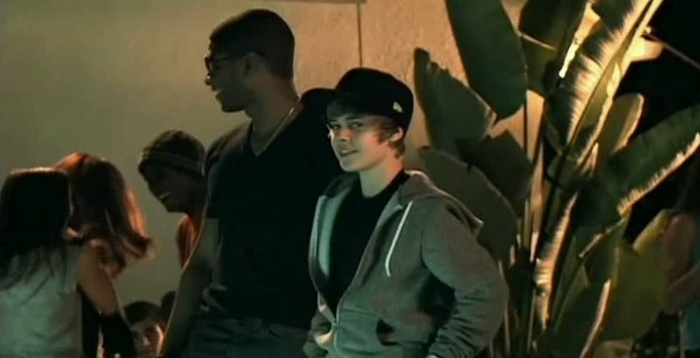 14240795_XDLYEQGBD[1] - Justin Bieber in Videoclipul One Time