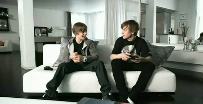 15987348_TDOIAFKRH[1] - Justin Bieber in Videoclipul One Time
