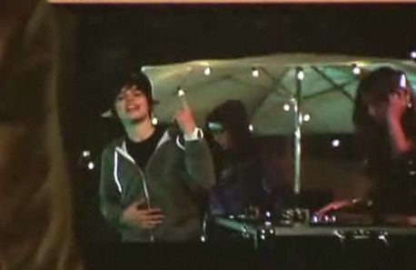 15987405_JAJKAEYJT[2] - Justin Bieber in Videoclipul One Time