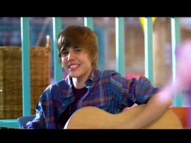 15988050_CKQYTPGIX[2] - Justin Bieber in Videoclipul One Less Lonely Girl