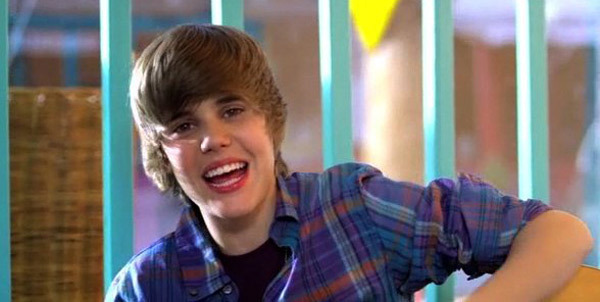 15988064_OHZFOPFSF[1] - Justin Bieber in Videoclipul One Less Lonely Girl