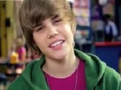 15988057_QINALXQJR[2] - Justin Bieber in Videoclipul One Less Lonely Girl