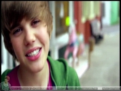 15988075_OEYNEBSUO[1] - Justin Bieber in Videoclipul One Less Lonely Girl
